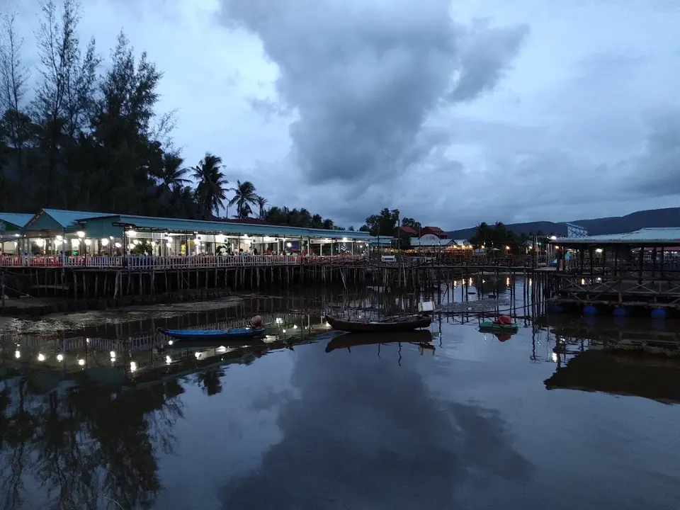 Làng chài Hàm Ninh